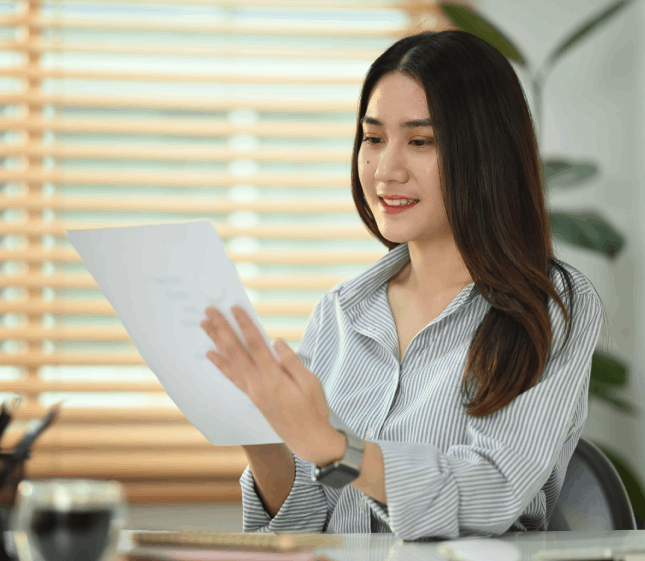 A support agent answers chat tickets using Chinese Translation Services in Washington to provide fast multilingual support.