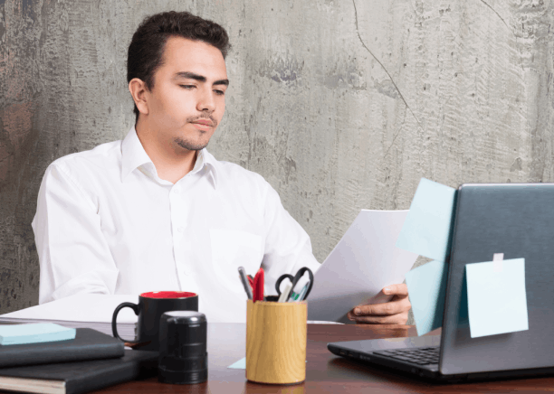 An agent reviews a bilingual purchase contract using Vietnamese Translation Services in Washington to avoid real estate.