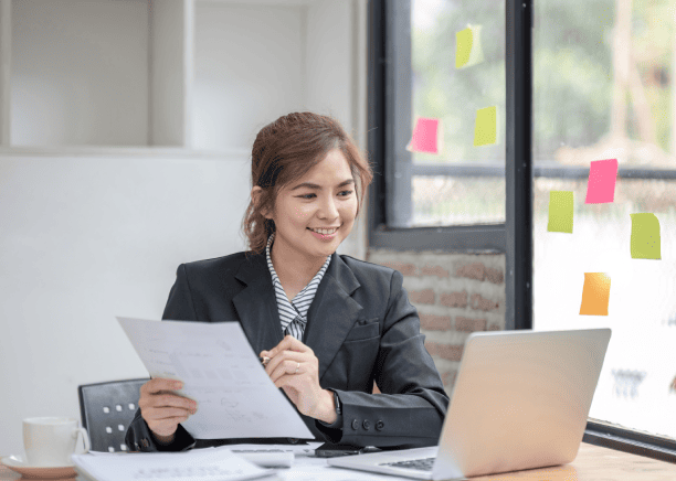 An expert translator providing legal document translation services for USCIS applications in Washington.