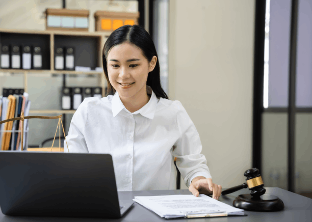 A lawyer reviews a contract draft with Translation Services in Bellevue for legal documents with accuracy.