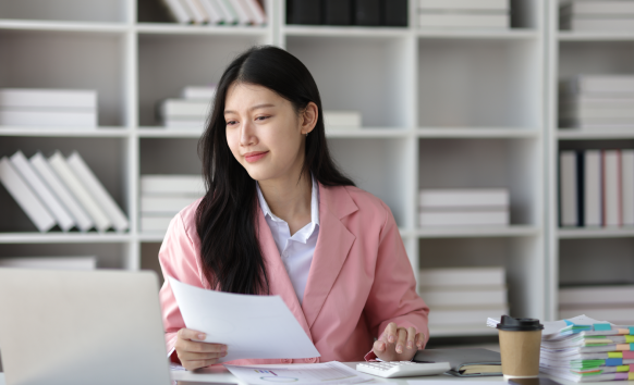 Professional translator providing legal contracts and court documents using legal document translation service in Washington.